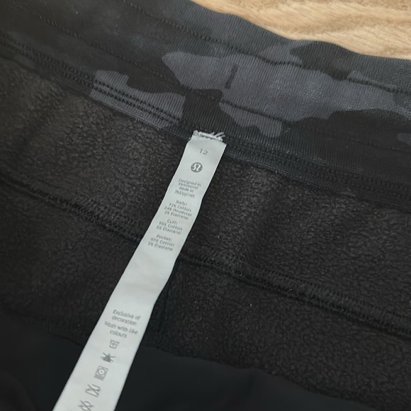Lululemon Scuba Jogger Black Camo Size 12 - Picture 5 of 6